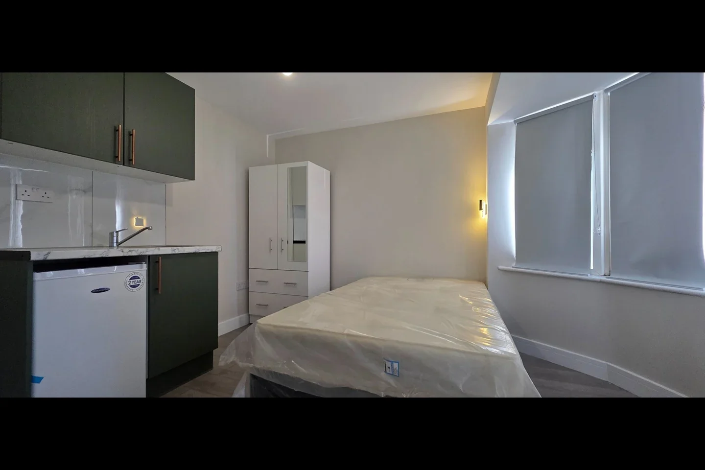 Flat Carlyon Avenue in Greater London