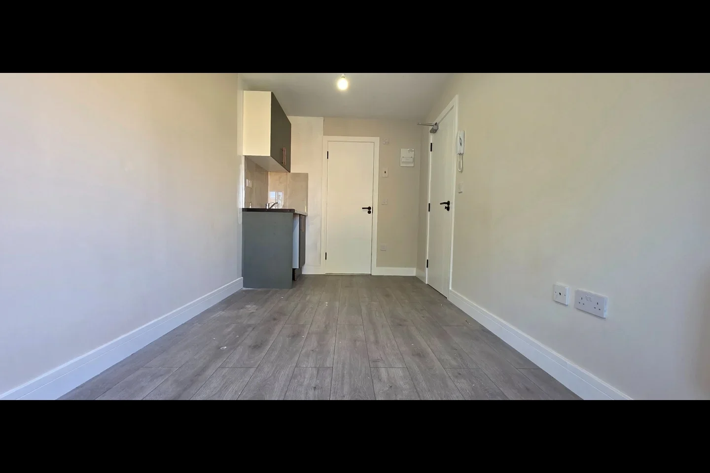 Flat Carlyon Avenue in Greater London