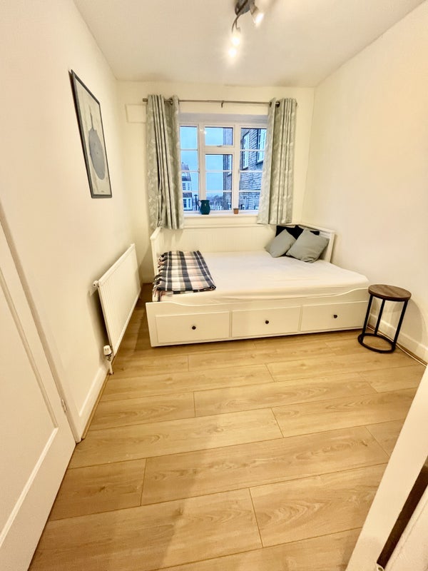 Room Streatham High Road in Greater London