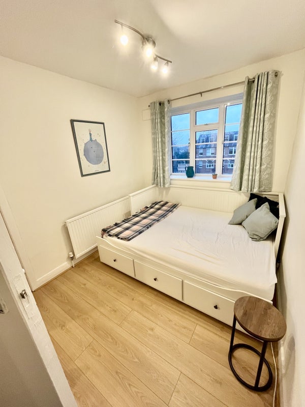 Room Streatham High Road in Greater London