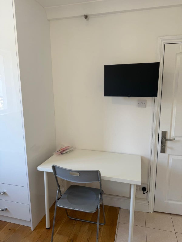 Room Strattondale Street in Greater London