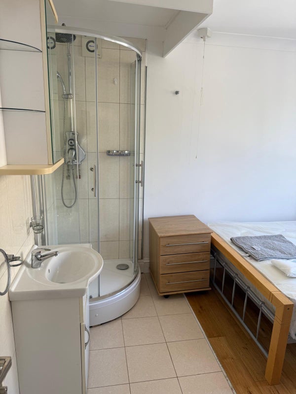 Room Strattondale Street in Greater London
