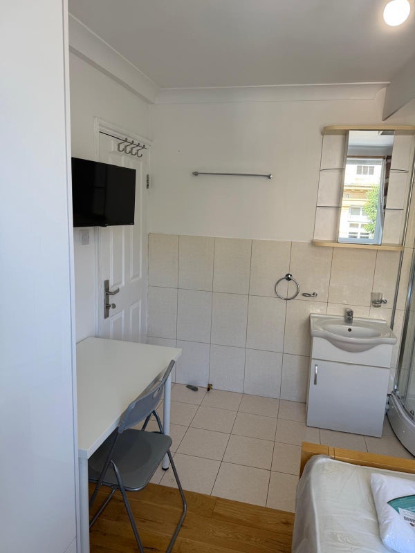Room Strattondale Street in Greater London