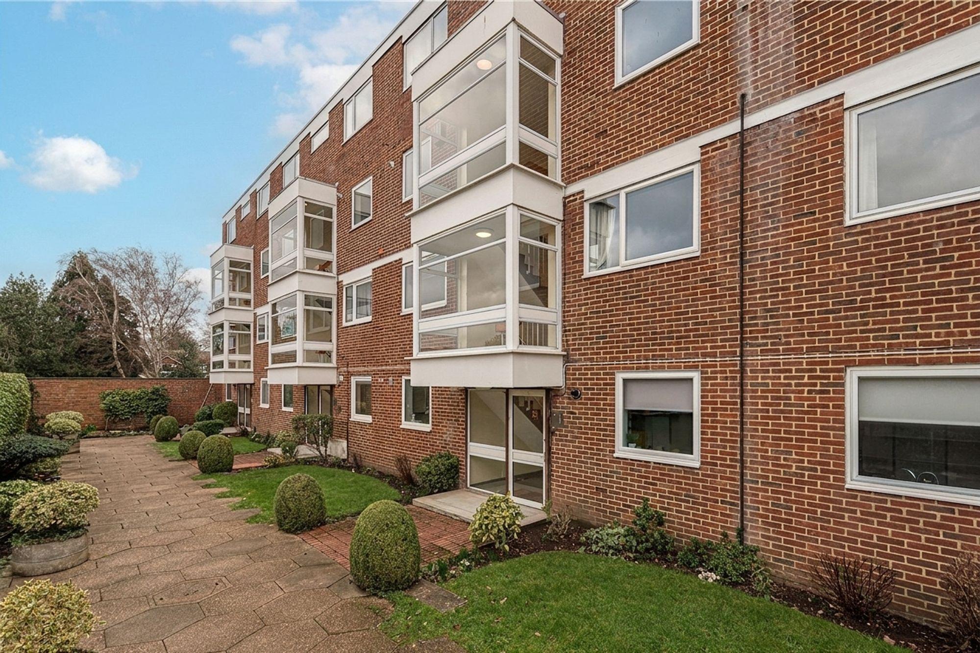 Flat Hersham Road in Walton-on-Thames