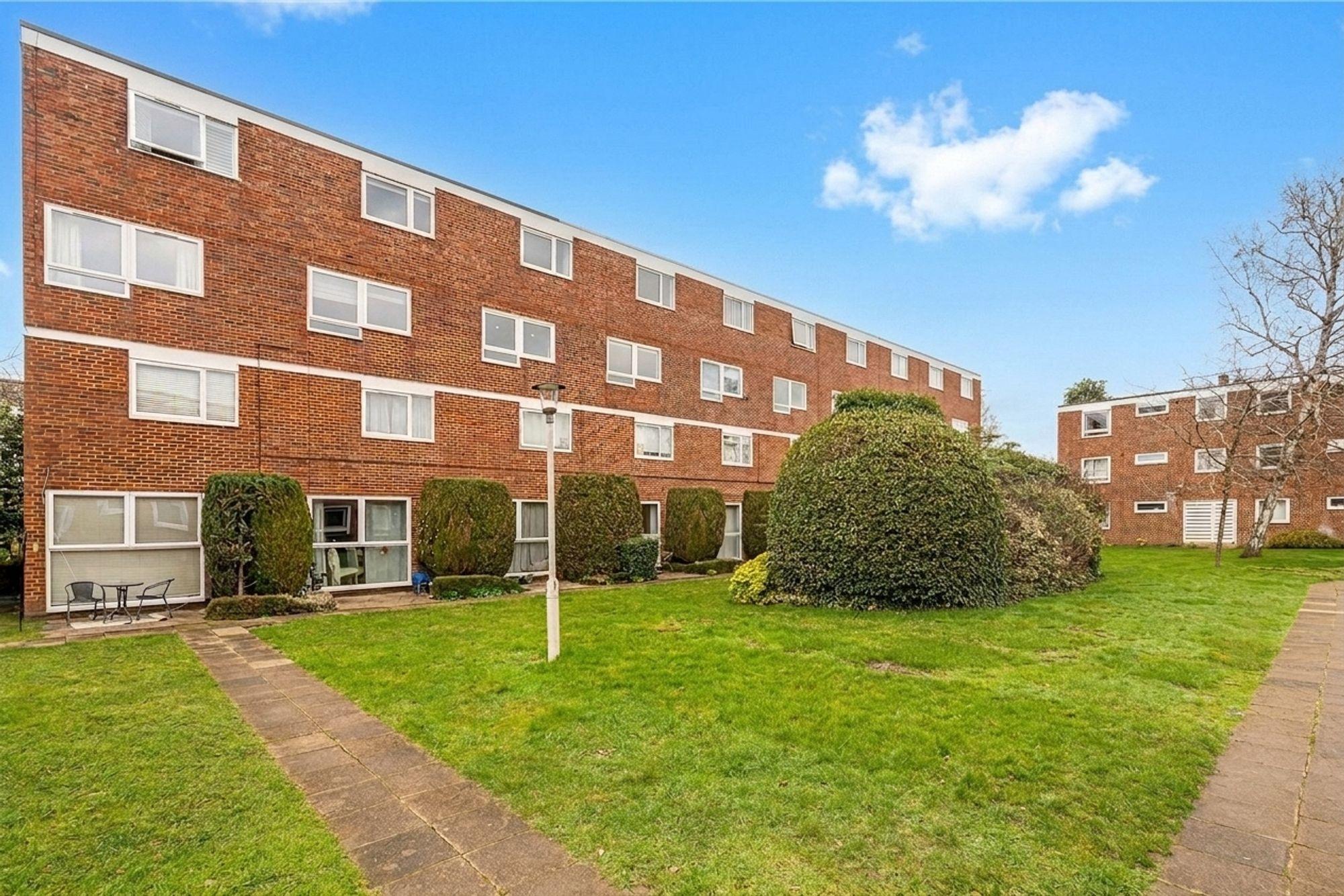 Flat Hersham Road in Walton-on-Thames