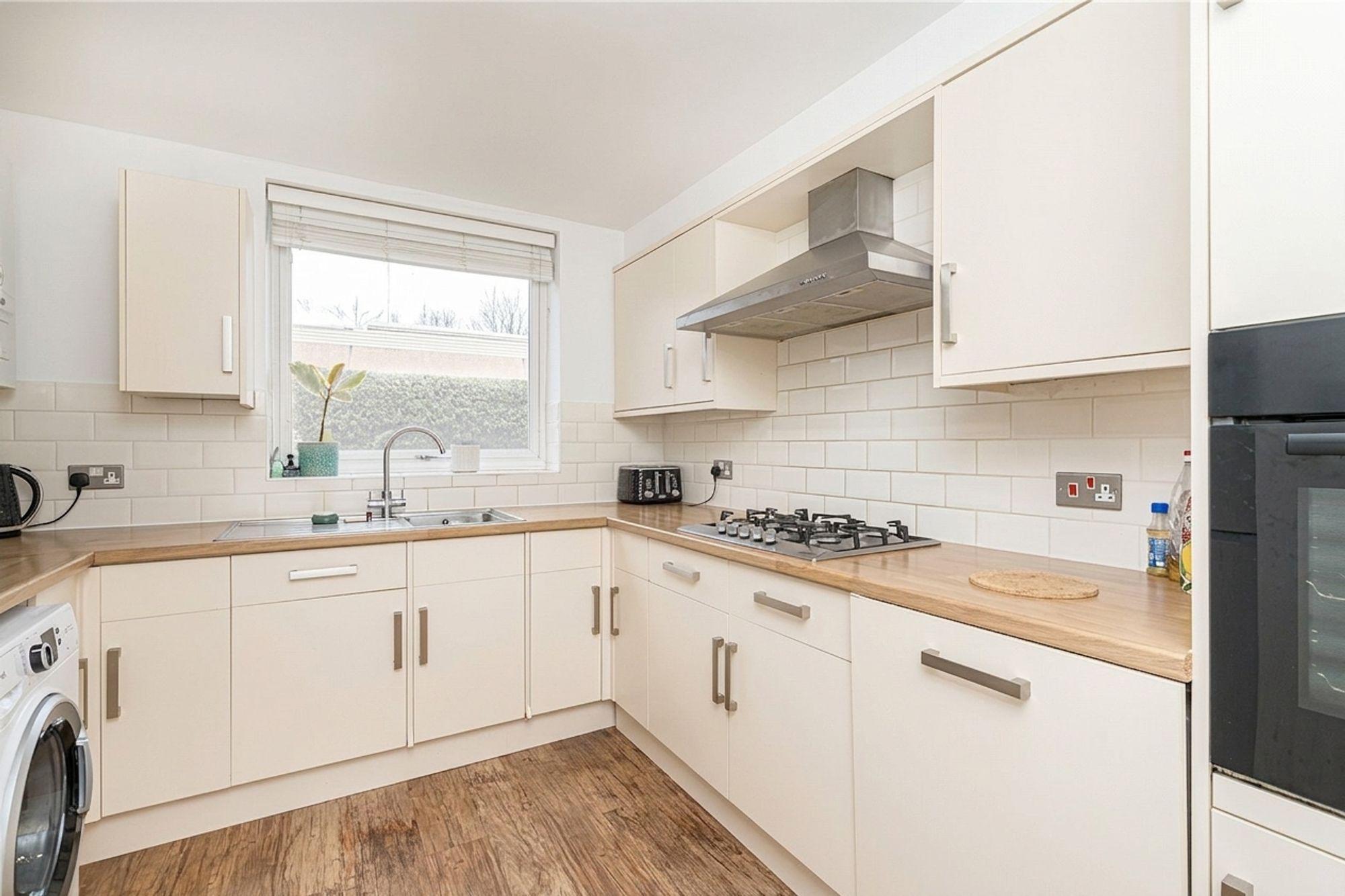 Flat Hersham Road in Walton-on-Thames