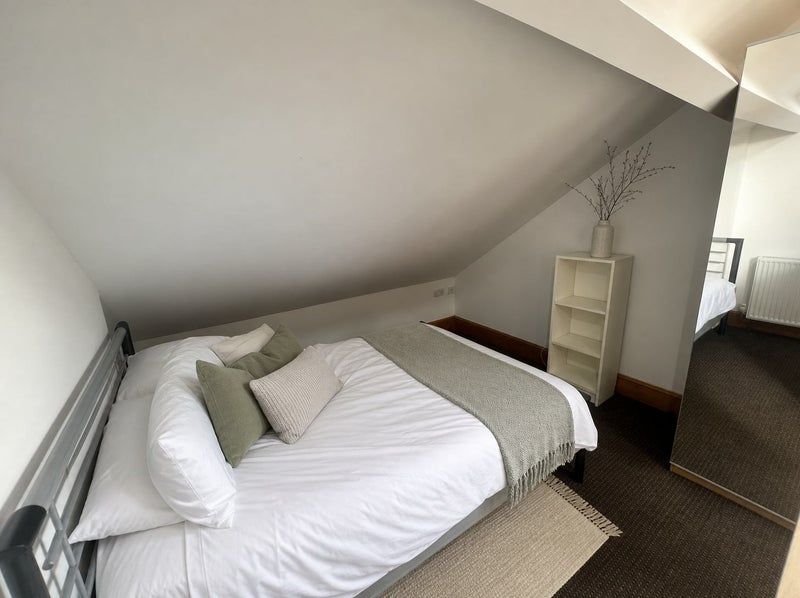 Room Sherwin Road in Nottingham