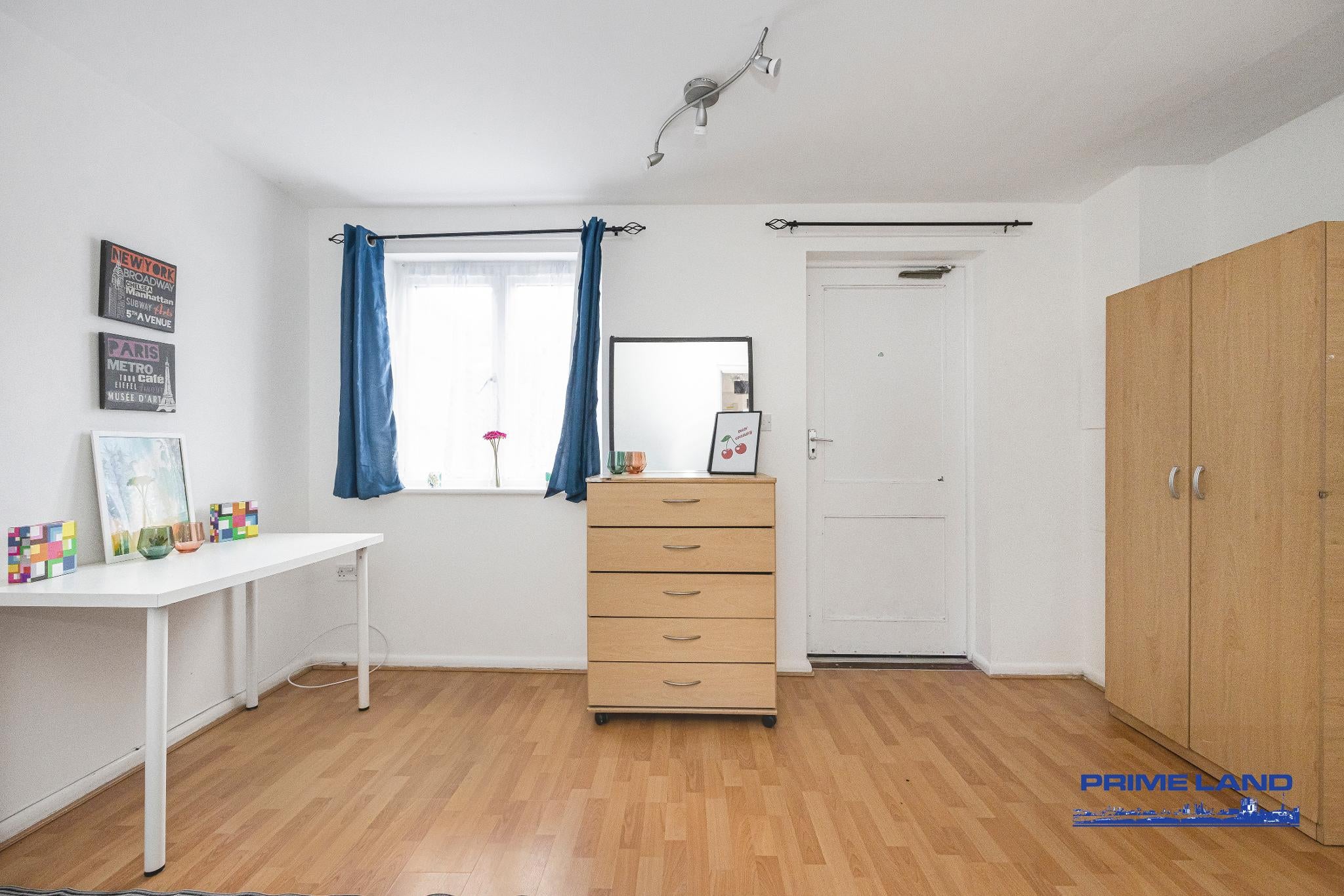 Room Galsworthy Avenue in Greater London