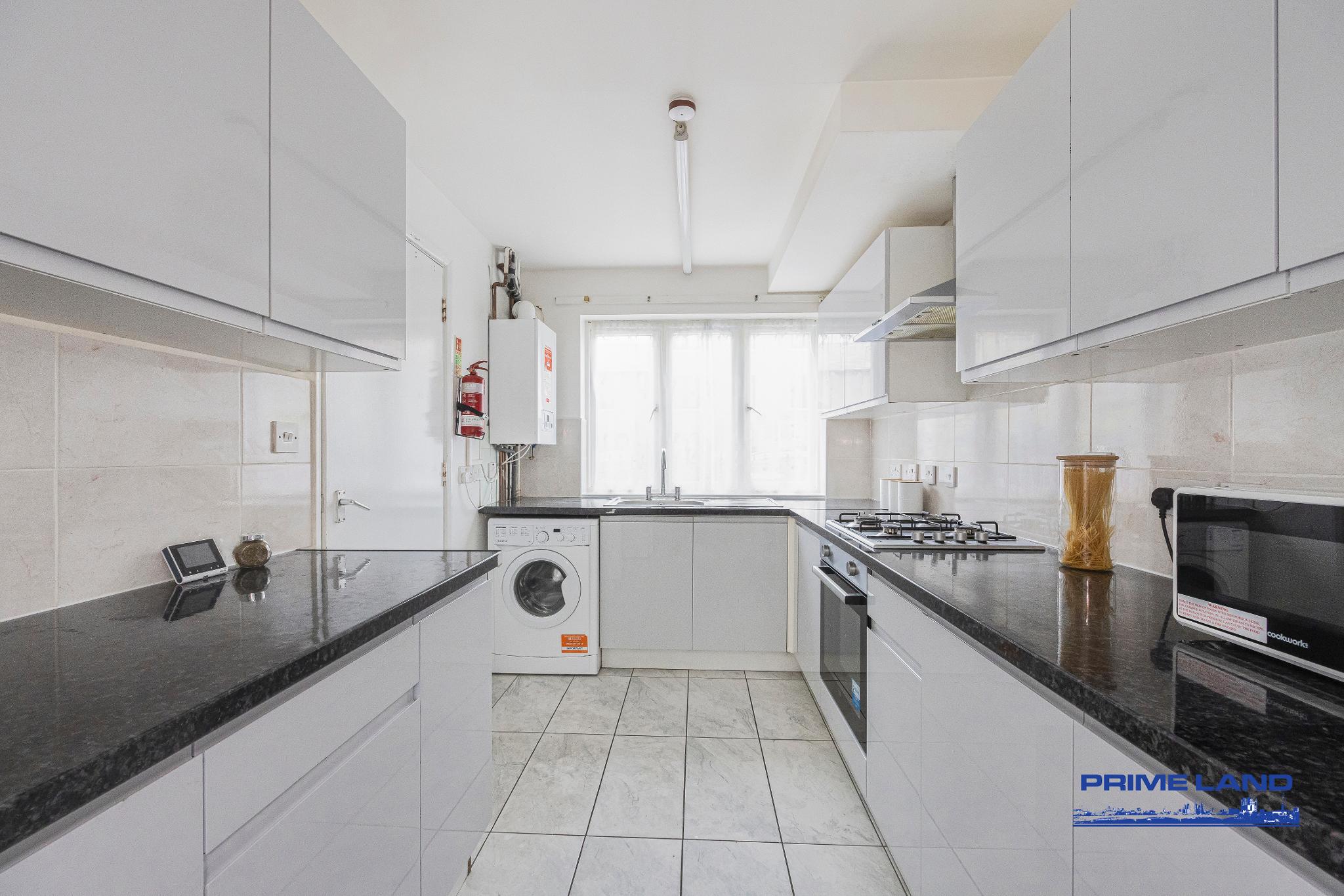 Room Galsworthy Avenue in Greater London