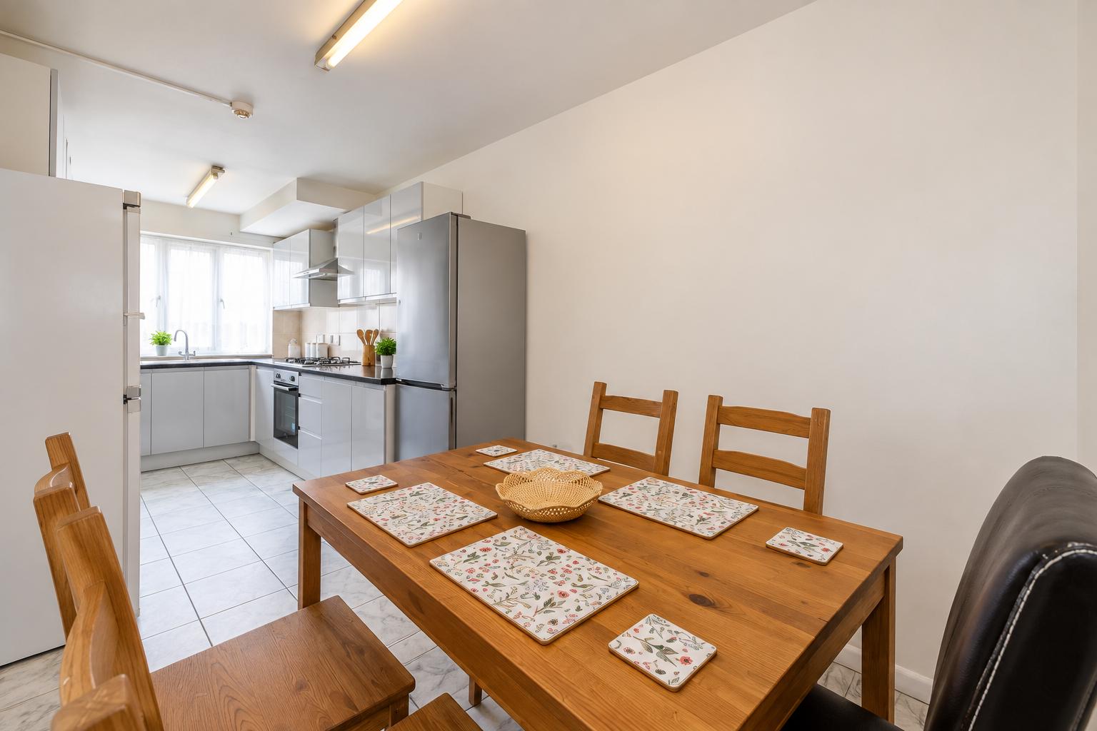 Room Galsworthy Avenue in Greater London