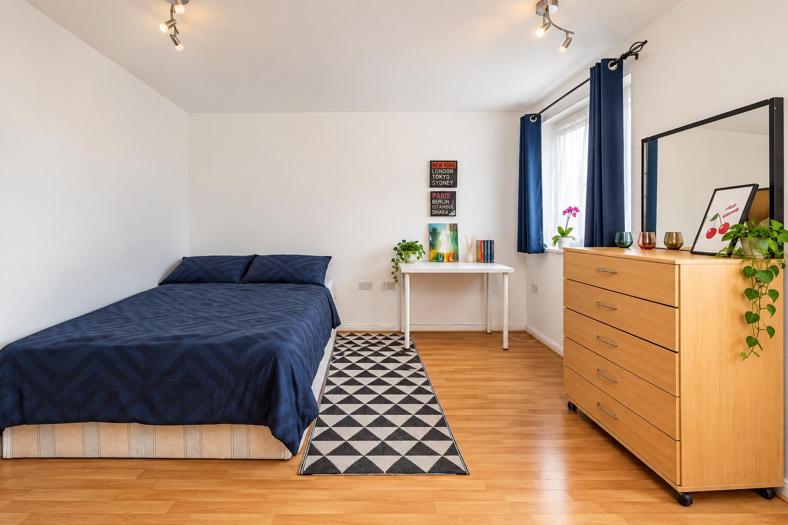 Room Galsworthy Avenue in Greater London