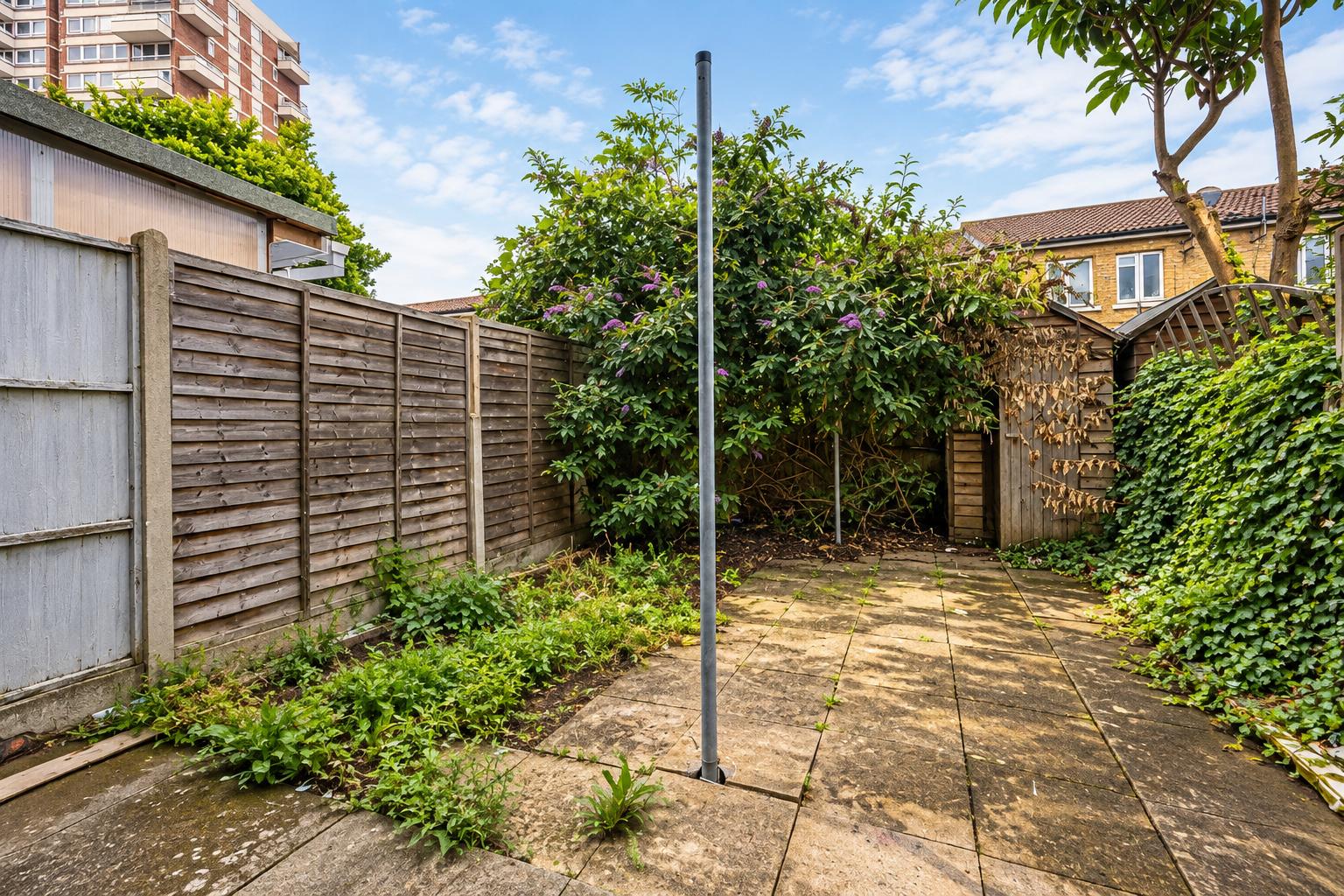 Room Galsworthy Avenue in Greater London