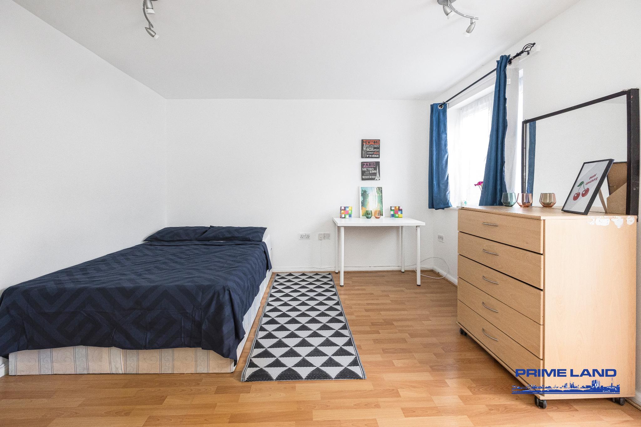 Room Galsworthy Avenue in Greater London