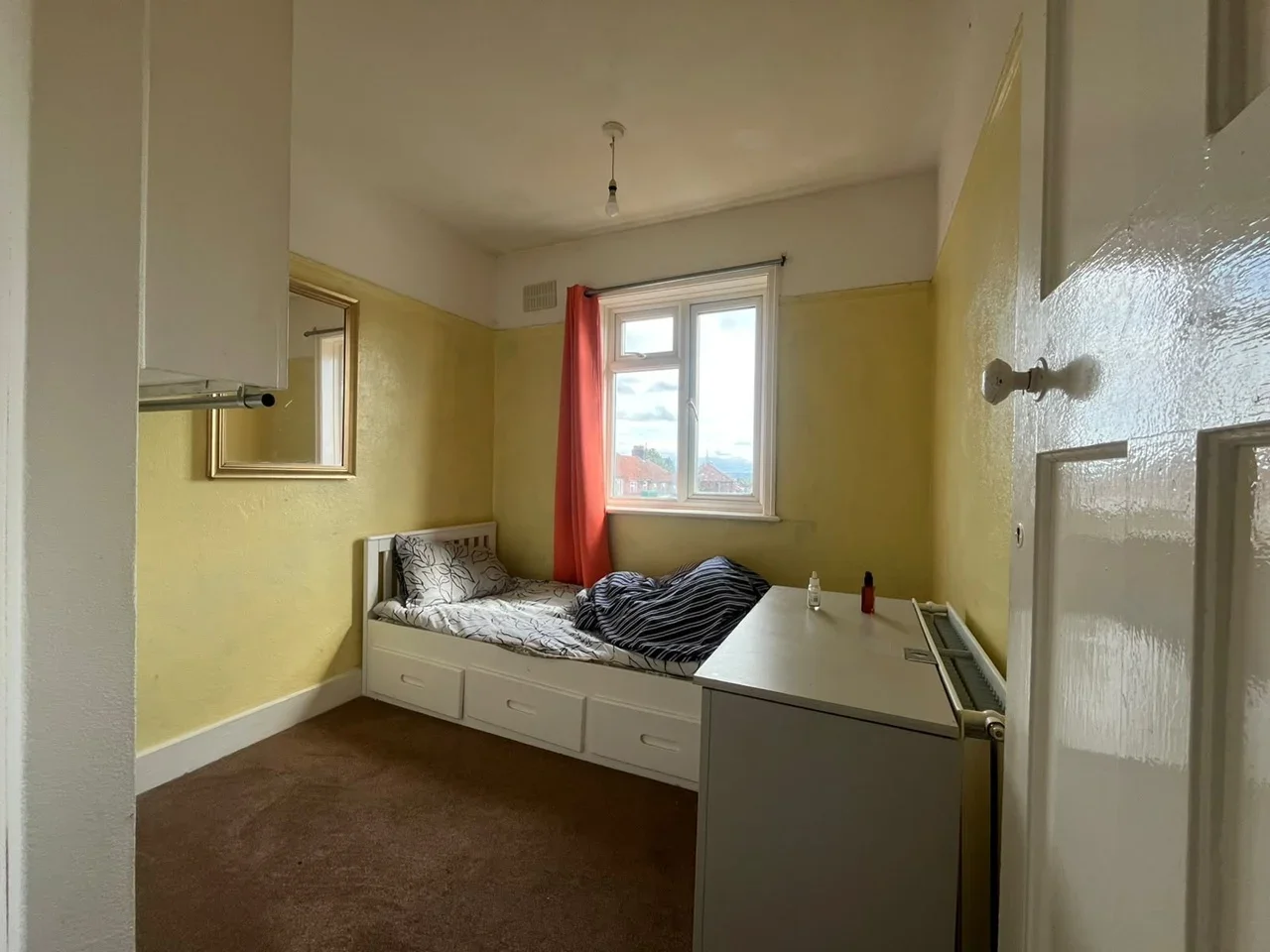 Room Midfield Parade in Greater London