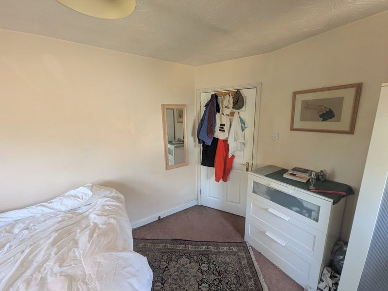 Room Tauheed Close in Greater London