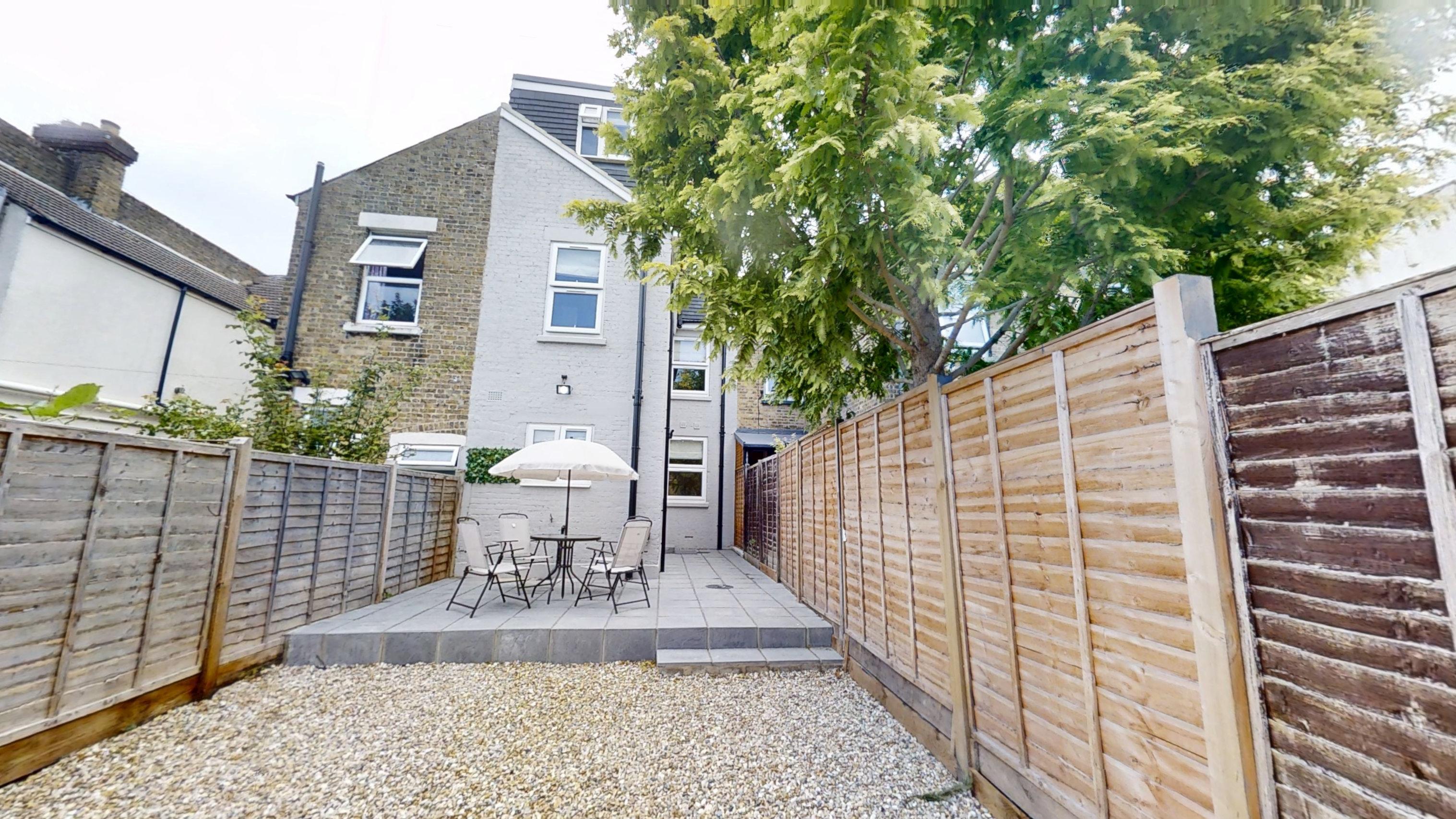 Room Rawdon Road in Maidstone