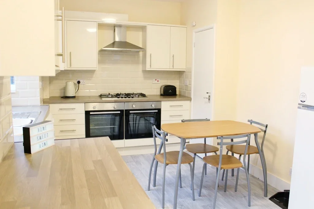 Room Cambridge Street in Luton