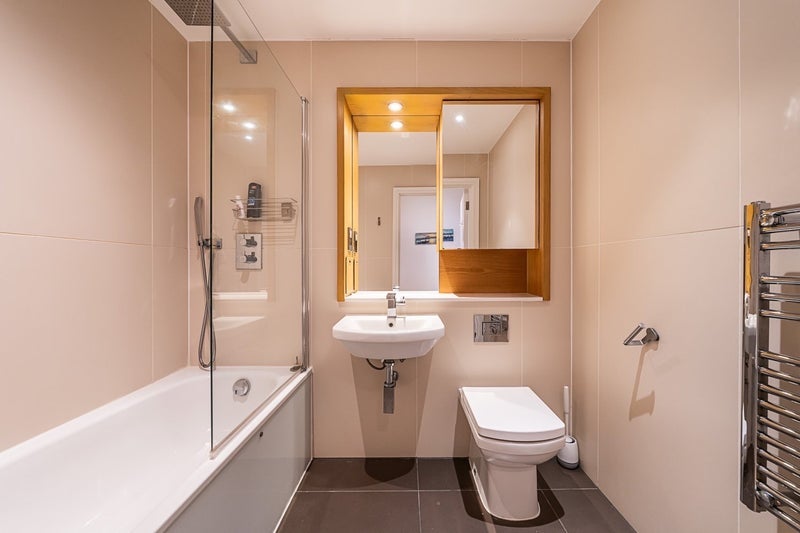 Room Clapham Road in Greater London