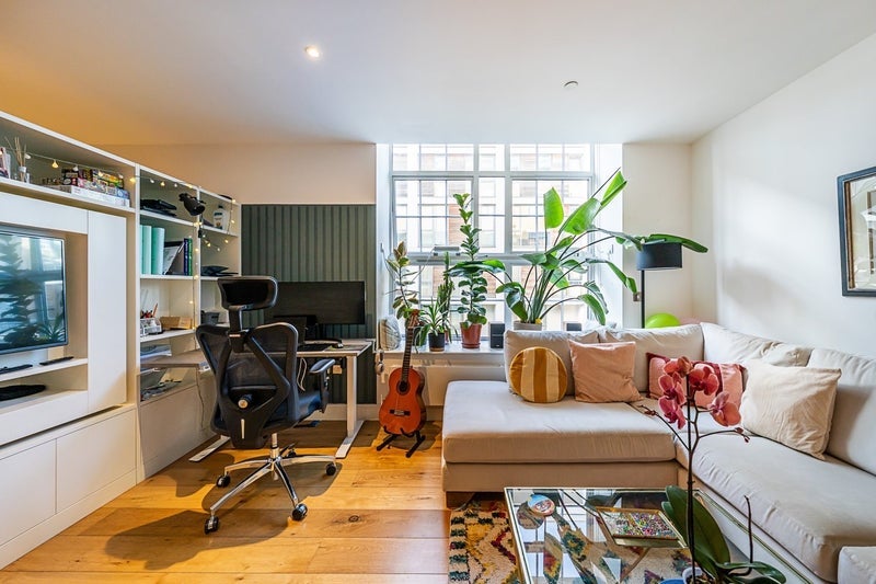 Room Clapham Road in Greater London