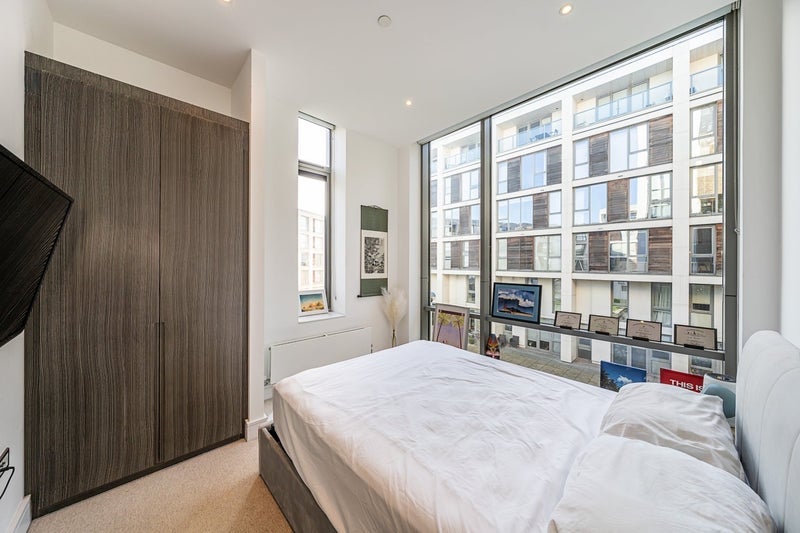 Room Clapham Road in Greater London