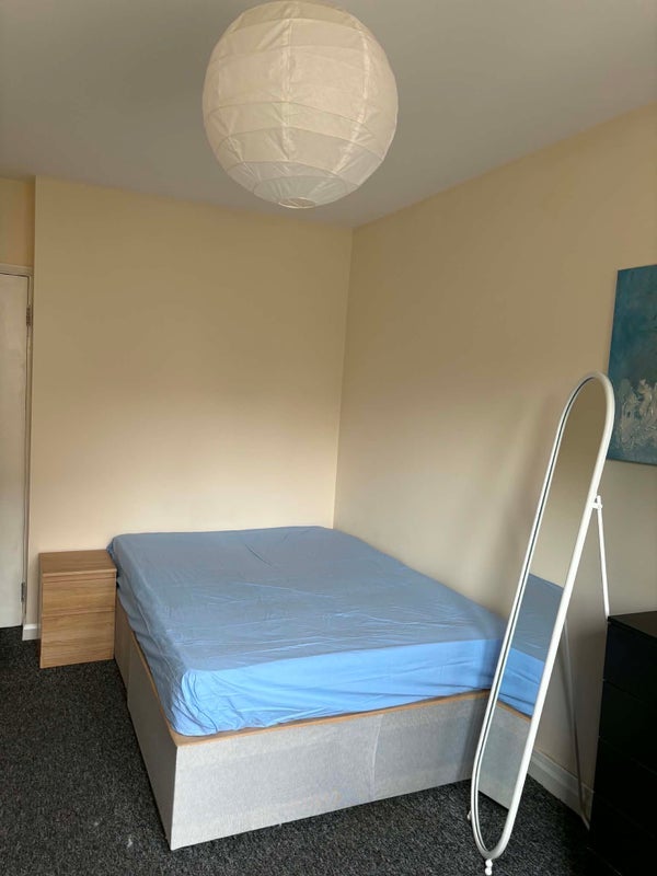 Room Eversholt Street in Greater London