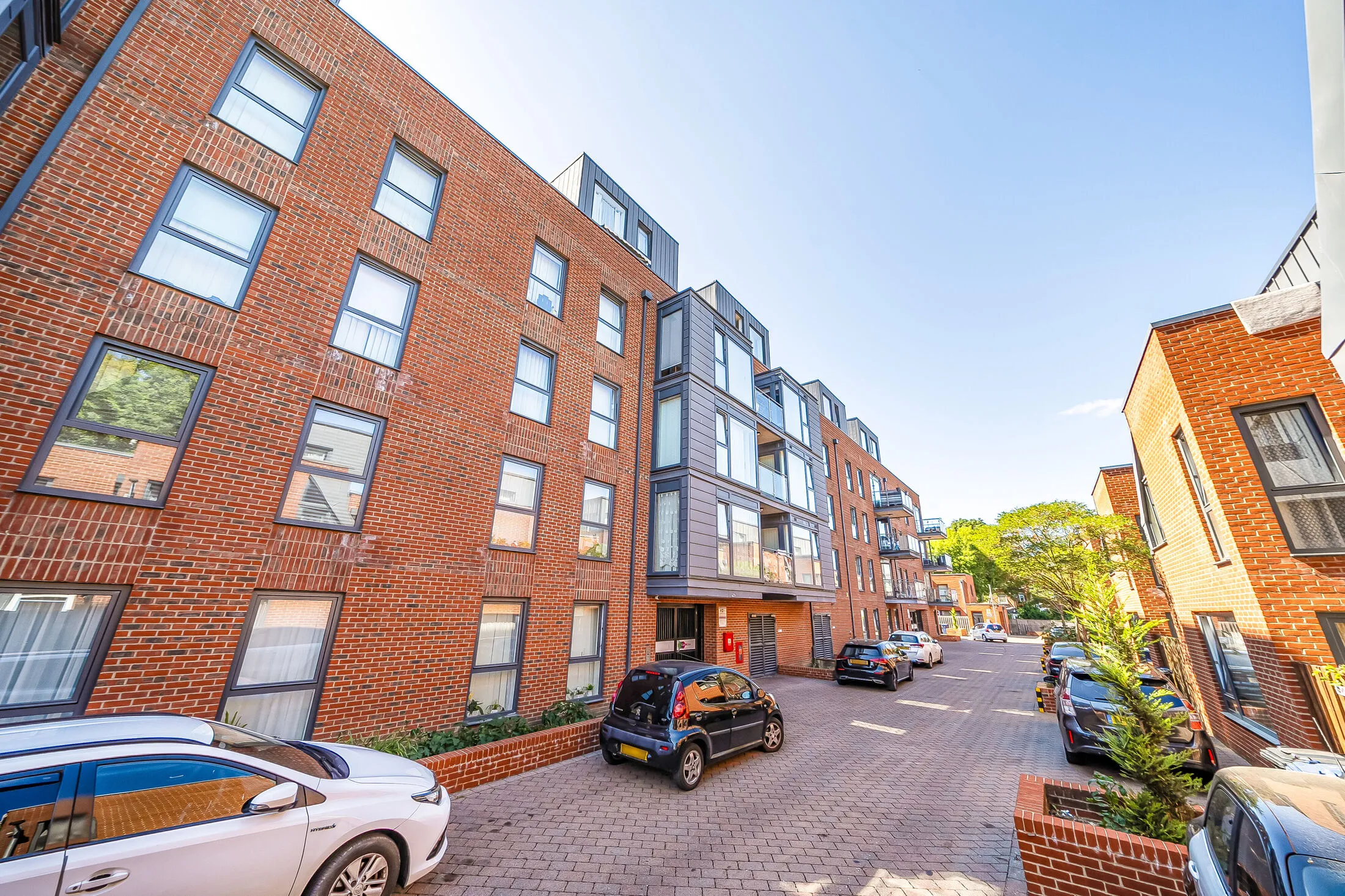 Flat Zenith Close in Greater London