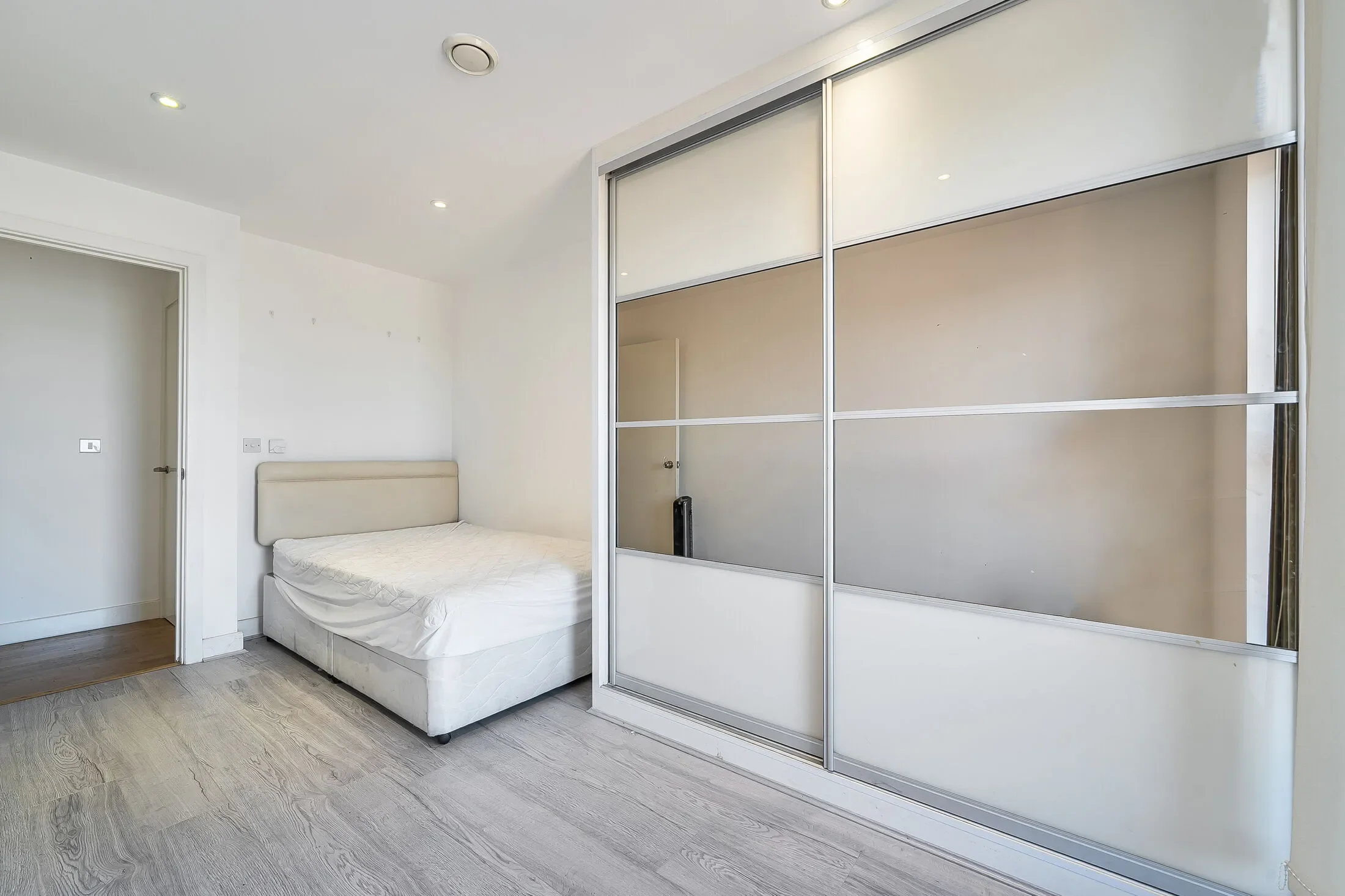 Flat Zenith Close in Greater London