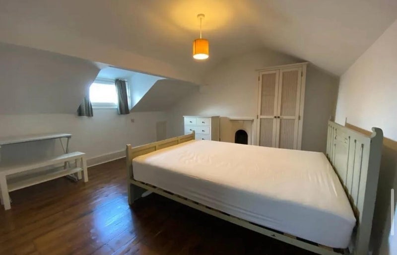 Room Acres Passage in Manchester