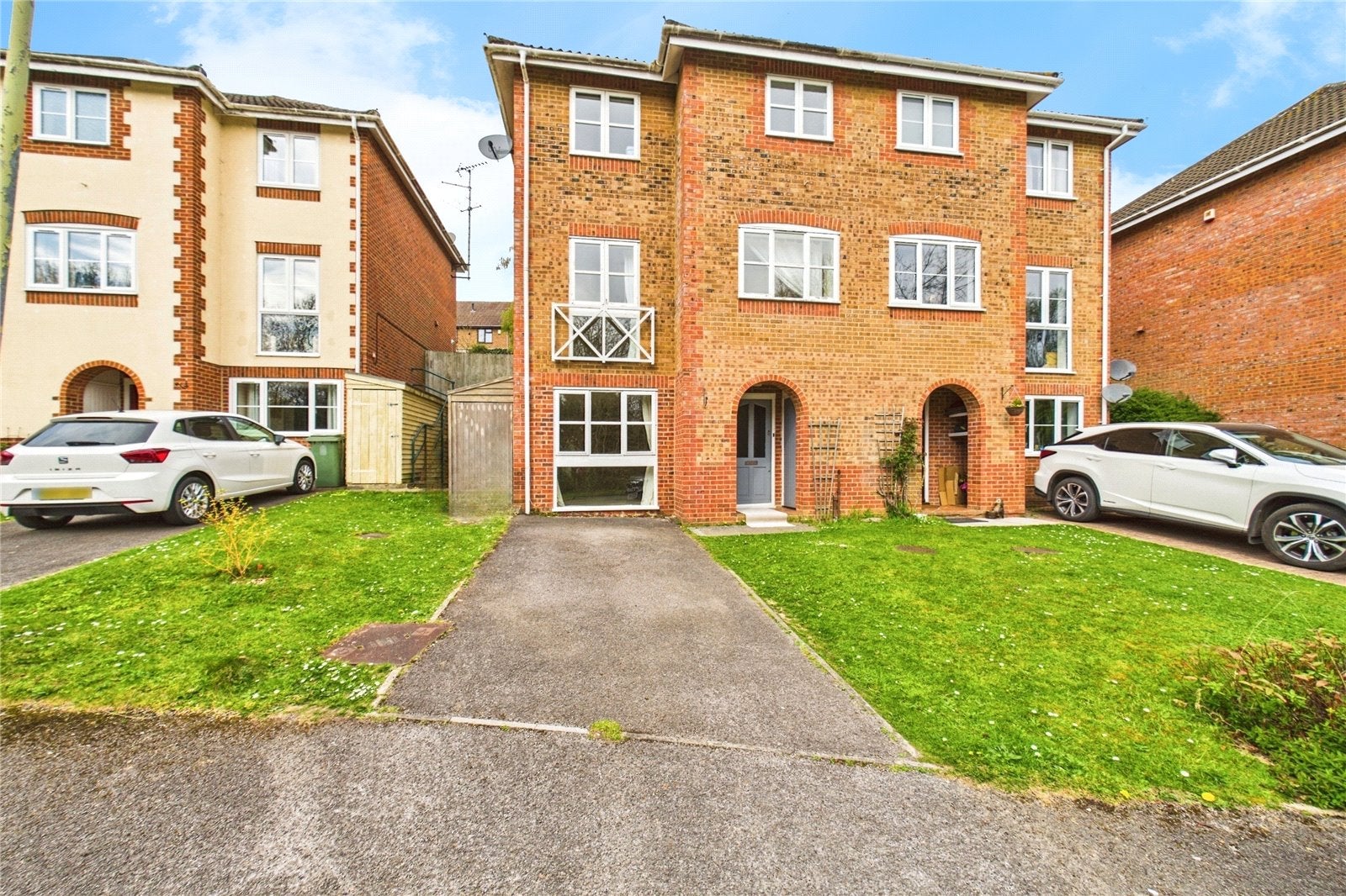 House Coltsfoot Close in Burghfield Common