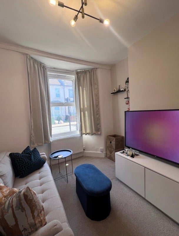 Room Tennyson Road in Greater London