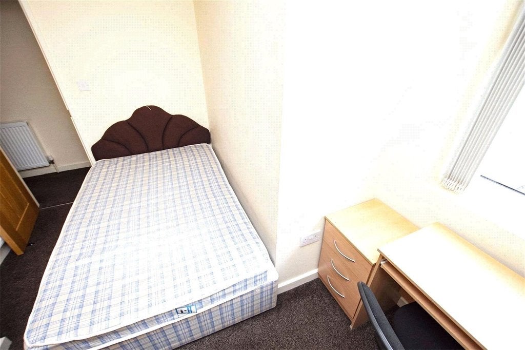 Room Heeley Road in Birmingham