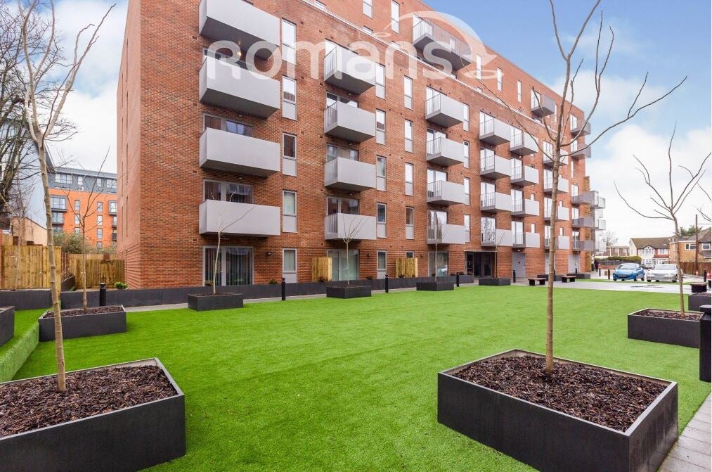 Flat Petersfield Avenue in Slough