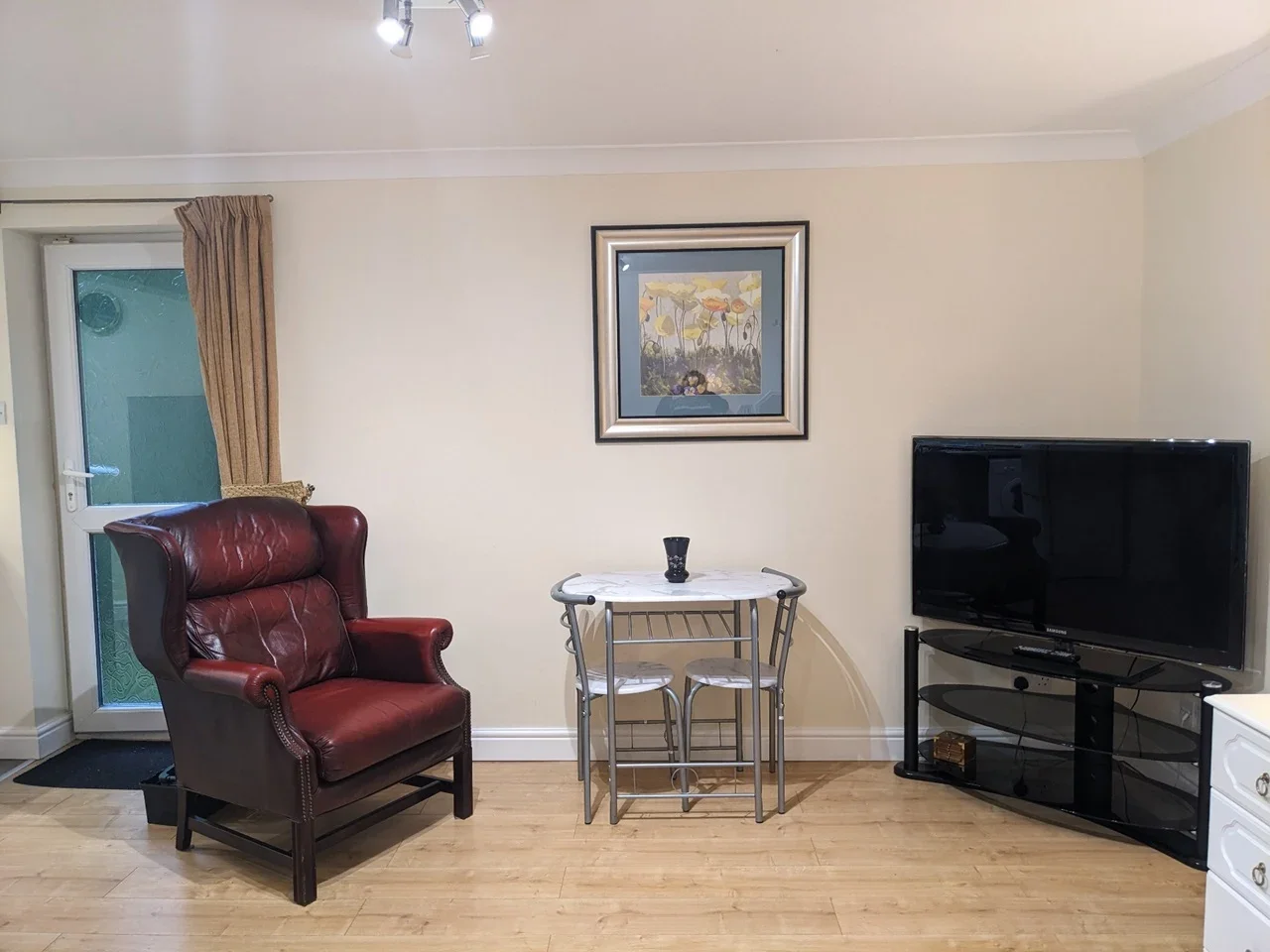Flat Beacon Close in Greater London