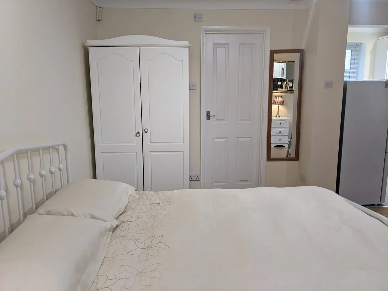 Flat Beacon Close in Greater London