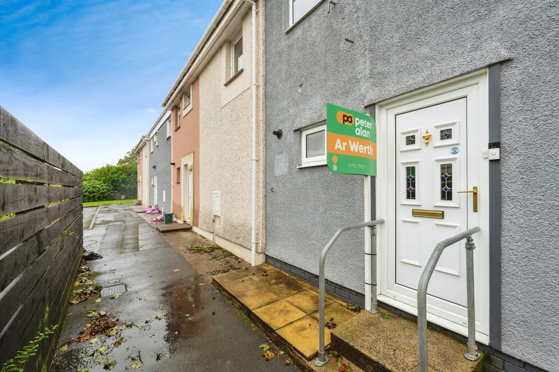 House Pentewan Close in Swansea