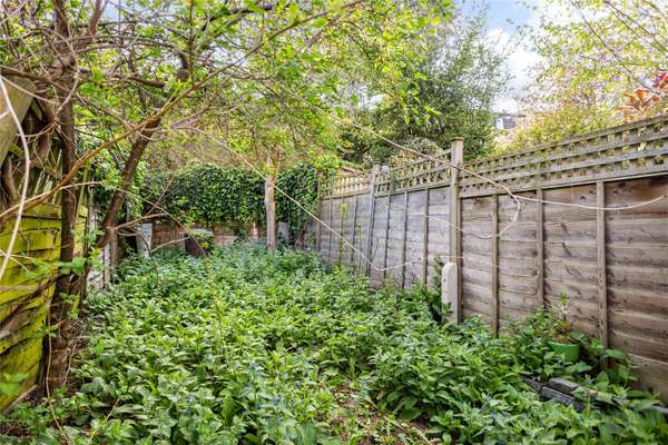 Flat Cromford Road in Greater London