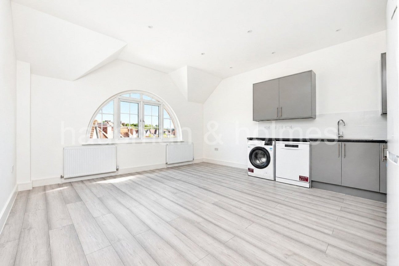 Flat Finchley Road in Greater London