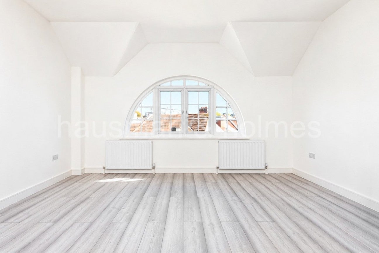 Flat Finchley Road in Greater London