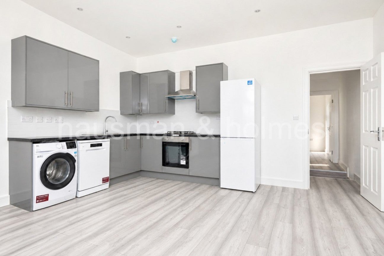 Flat Finchley Road in Greater London