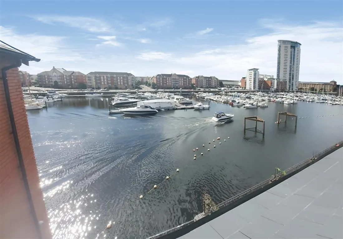 Flat Victoria Quay in Swansea