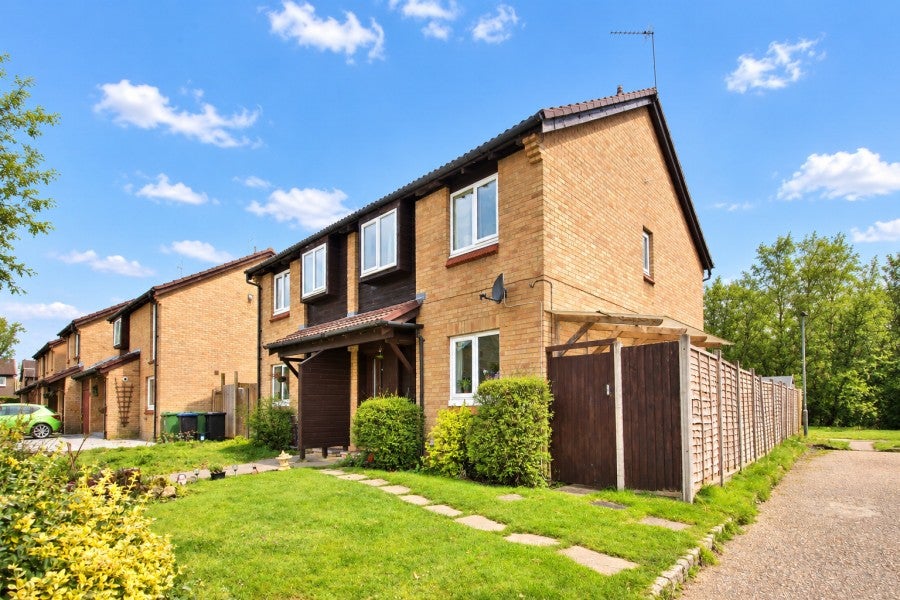 Flat Willowmead Close in Woking