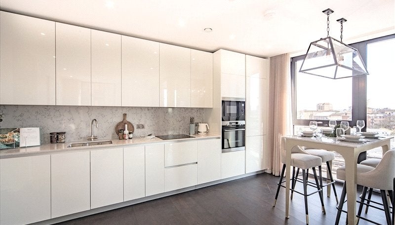 Flat Ponton Road in Greater London