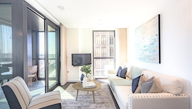 Flat Ponton Road in Greater London