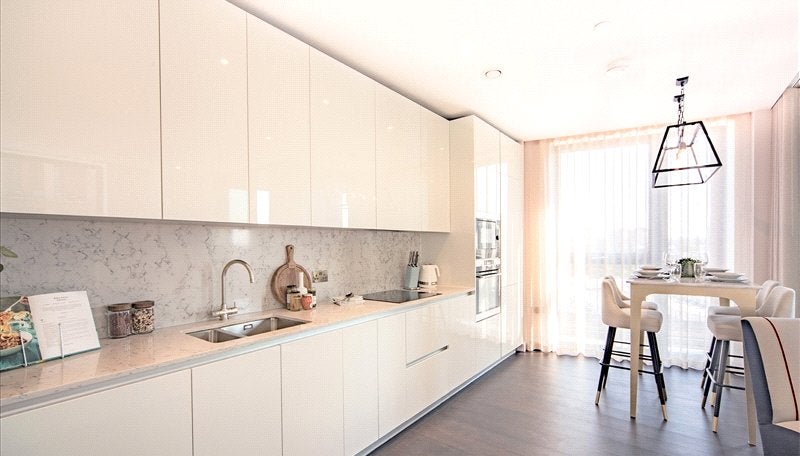 Flat Ponton Road in Greater London