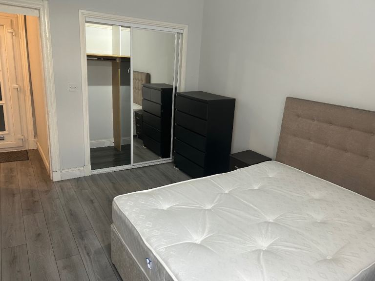 Flat Clifford Place in Glasgow