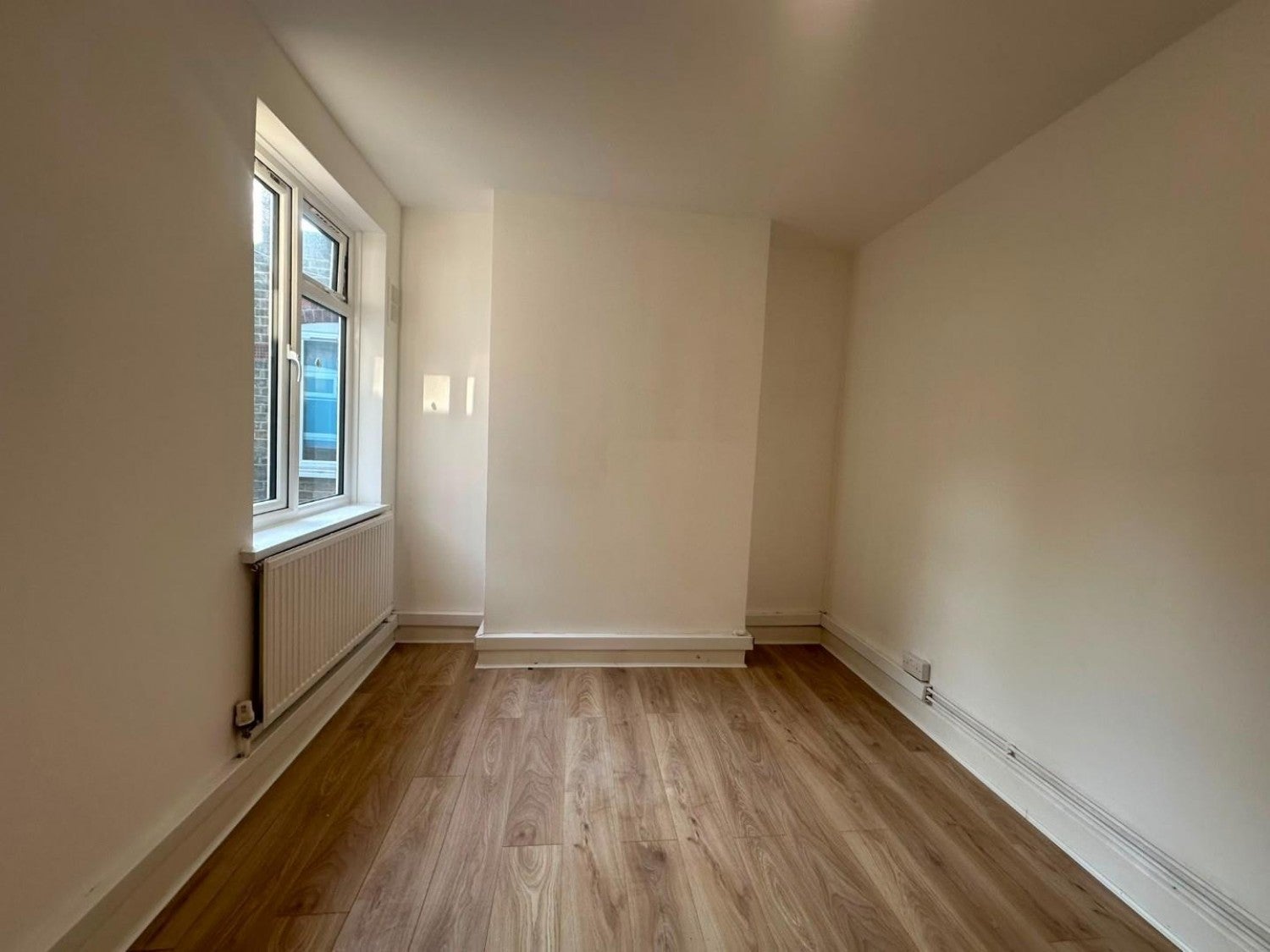 Flat Christchurch Avenue in Greater London