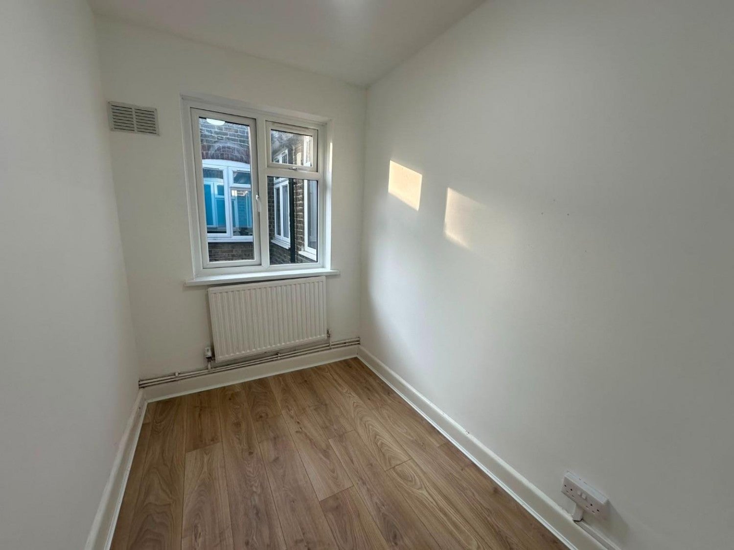 Flat Christchurch Avenue in Greater London