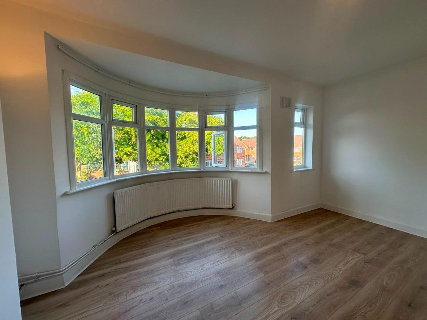 Flat Christchurch Avenue in Greater London