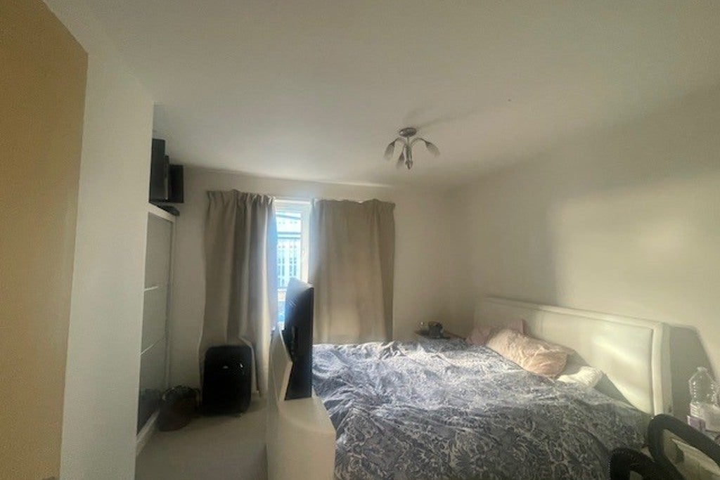 Flat Victoria Square in Woking