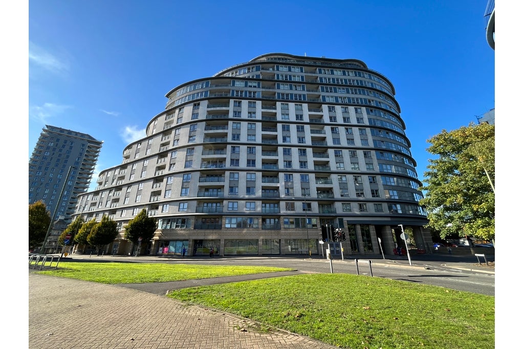 Flat Victoria Square in Woking
